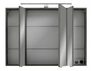 Spiegelschrank mit geöffneten Türen, Innenansicht mit Glasböden und Steckdose, frontale Perspektive