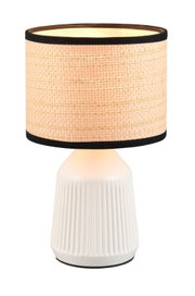 Beige Tischlampe mit gewebtem zylindrischem Lampenschirm und weißem geriffeltem Keramikfuß, frontal in leichter Aufsicht freigestellt auf weißem Hintergrund
