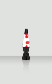 Zwarte lavalamp met rode lava, van voren gezien tegen een grijze achtergrond.