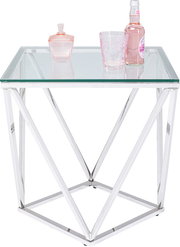 Moderner Beistelltisch mit Glasplatte und geometrischem Metallgestell, seitliche Perspektive