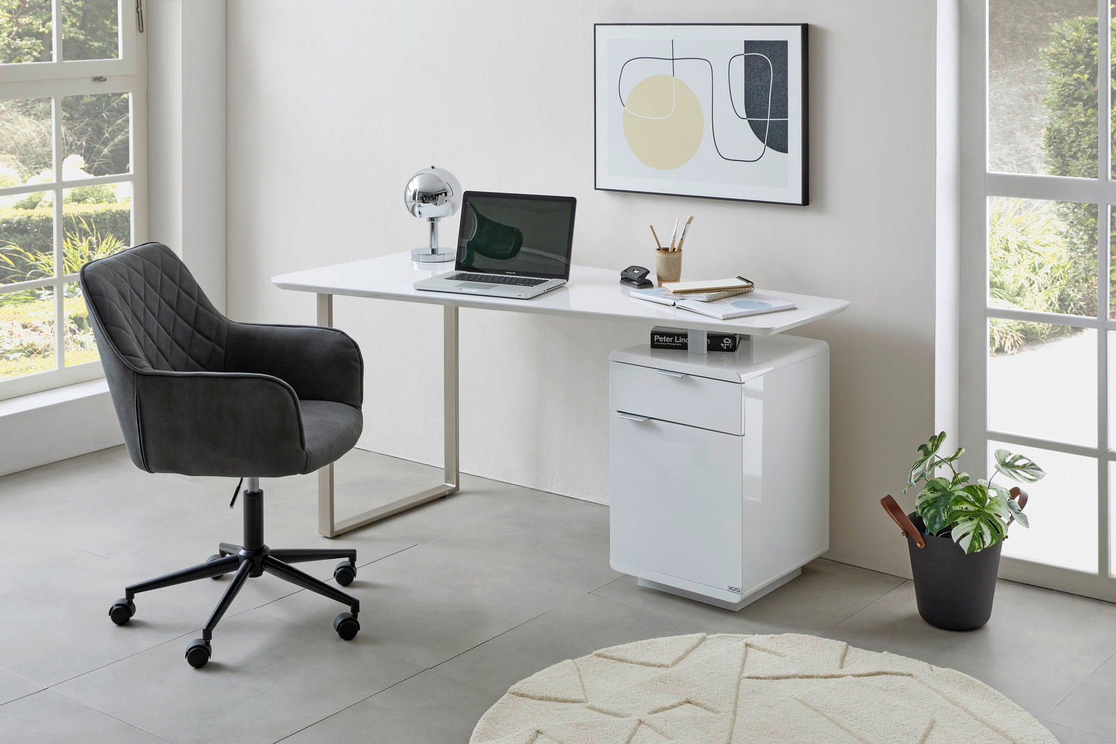 Moderner Drehstuhl in einem stilvollen Büro, seitliche Perspektive.