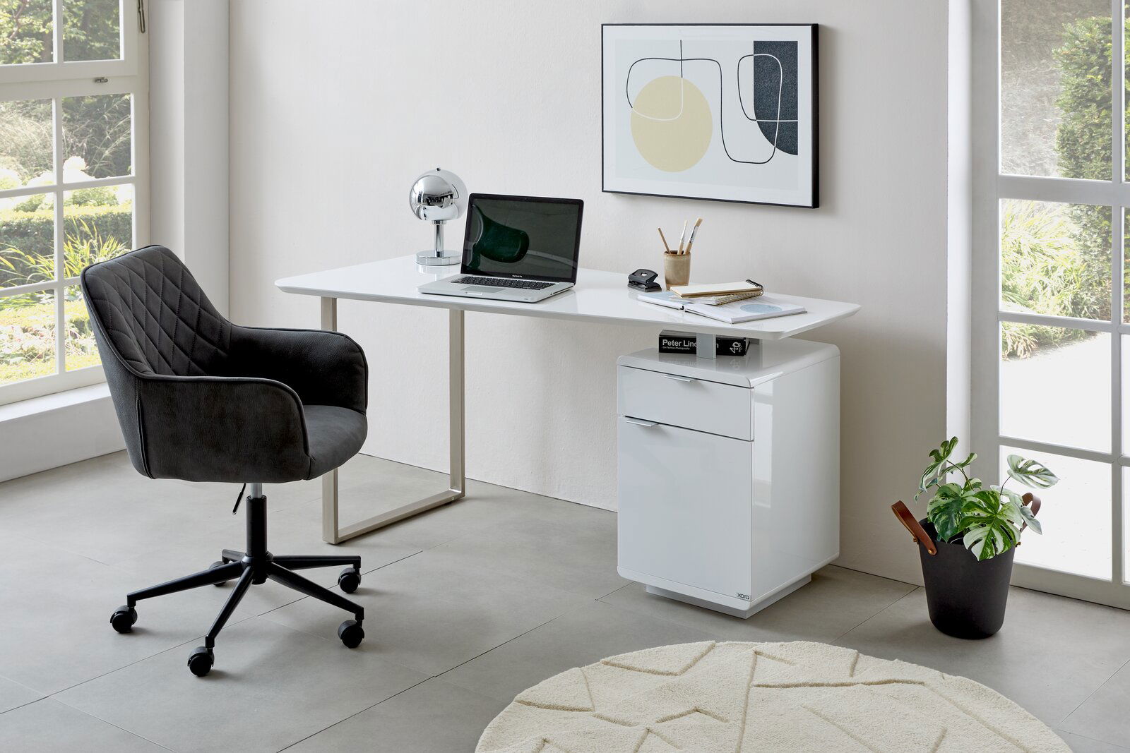 Moderner Drehstuhl in einem stilvollen Büro, seitliche Perspektive.