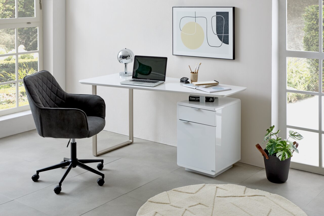 Moderner Drehstuhl in einem stilvollen Büro, seitliche Perspektive.