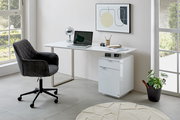 Moderner Drehstuhl in einem stilvollen Büro, seitliche Perspektive.