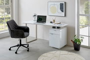 Moderner Drehstuhl in einem stilvollen Büro, seitliche Perspektive.