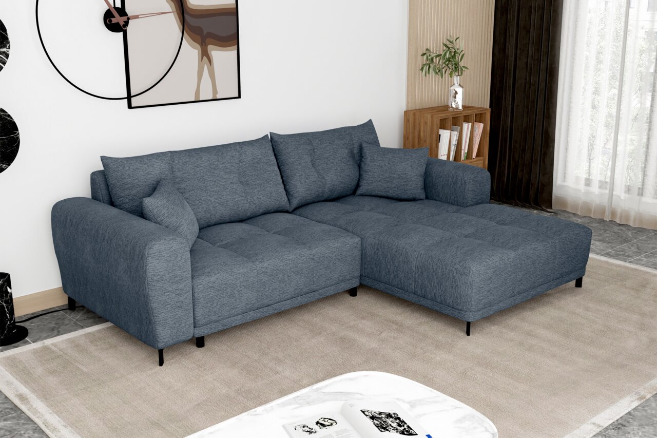 Z2 Ecksofa PACO Blaues L-förmiges Ecksofa mit rechter Ottomane, breiten Armlehnen und schwarzen Metallfüßen im modernen Wohnzimmer, perspektivisch in schräger Vorderansicht von links fotografiert.