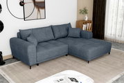 Blaues L-förmiges Ecksofa mit rechter Ottomane, breiten Armlehnen und schwarzen Metallfüßen im modernen Wohnzimmer, perspektivisch in schräger Vorderansicht von links fotografiert.