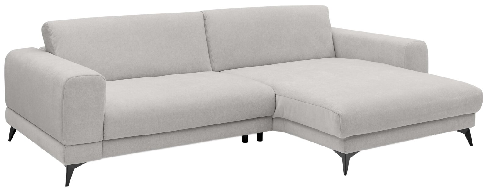 Hellgraues Stoff-Ecksofa mit rechter Ottomane/Longchair, breiten Armlehnen und schwarzen Metallfüßen, freigestellt auf Weiß, Ansicht schräg von vorne