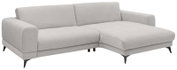 Hellgraues Stoff-Ecksofa mit rechter Ottomane/Longchair, breiten Armlehnen und schwarzen Metallfüßen, freigestellt auf Weiß, Ansicht schräg von vorne