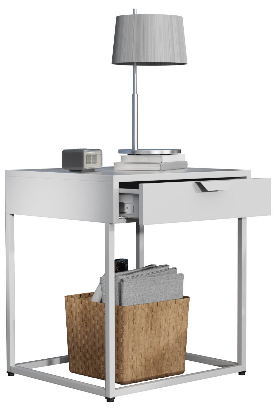 Weißer moderner Nachttisch/Beistelltisch mit Metallgestell und geöffneter Schublade, oben Tischlampe und Bücher, unten Korb mit Zeitungen; Ansicht schräg von vorne