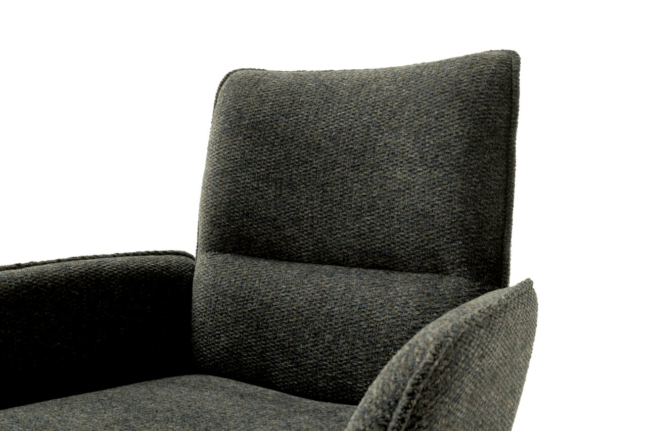 Nahaufnahme eines Armlehnstuhls mit dunkelgrauem Stoffbezug, Ansicht von vorne.