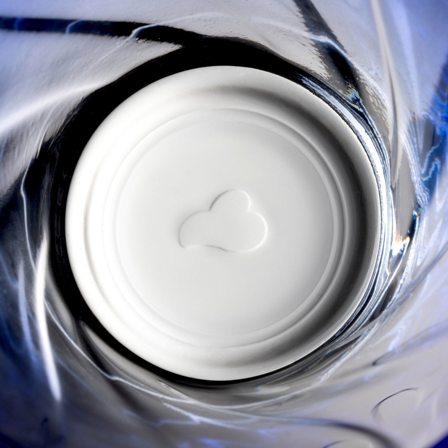 Blick von oben in ein blaues Trinkglas Twist mit spiralförmigem Design.