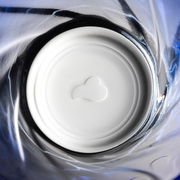 Blick von oben in ein blaues Trinkglas Twist mit spiralförmigem Design.