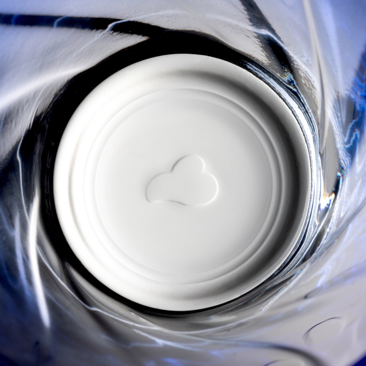 Bovenaanzicht van een blauw Twist-drinkglas met spiraalvormig ontwerp.