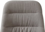 Grauer Stuhl mit gepolsterter Rückenlehne, Nahaufnahme von vorne