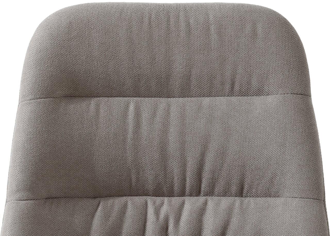 Grauer Stuhl mit gepolsterter Rückenlehne, Nahaufnahme von vorne