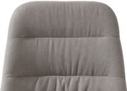 Grauer Stuhl mit gepolsterter Rückenlehne, Nahaufnahme von vorne