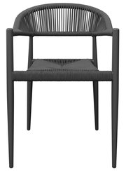 Vorderansicht eines modernen, schwarzen Stapelsessels mit geflochtenem Sitz und Rückenlehne.