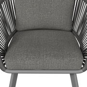 Grauer Loungesessel mit gepolstertem Sitz und Rückenlehne, Vorderansicht