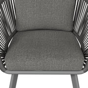 Grauer Loungesessel mit gepolstertem Sitz und Rückenlehne, Vorderansicht