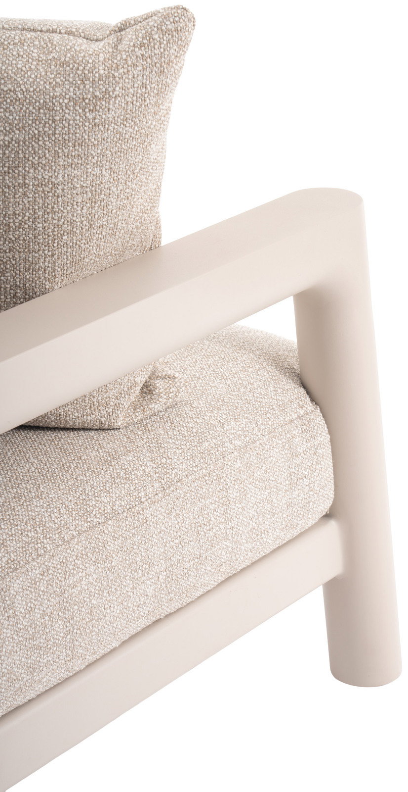Nahaufnahme eines Loungesessels mit beigem Stoffbezug und cremefarbenem Armlehnenrahmen, seitliche Perspektive.