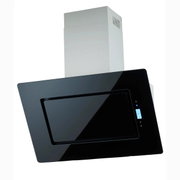 Schwarze Wand-Dunstabzugshaube mit schräger Glasfront und kleinem Display, Ansicht schräg von vorn