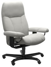 Moderner grauer Chefsessel mit Armlehnen und Rollen, seitliche Perspektive