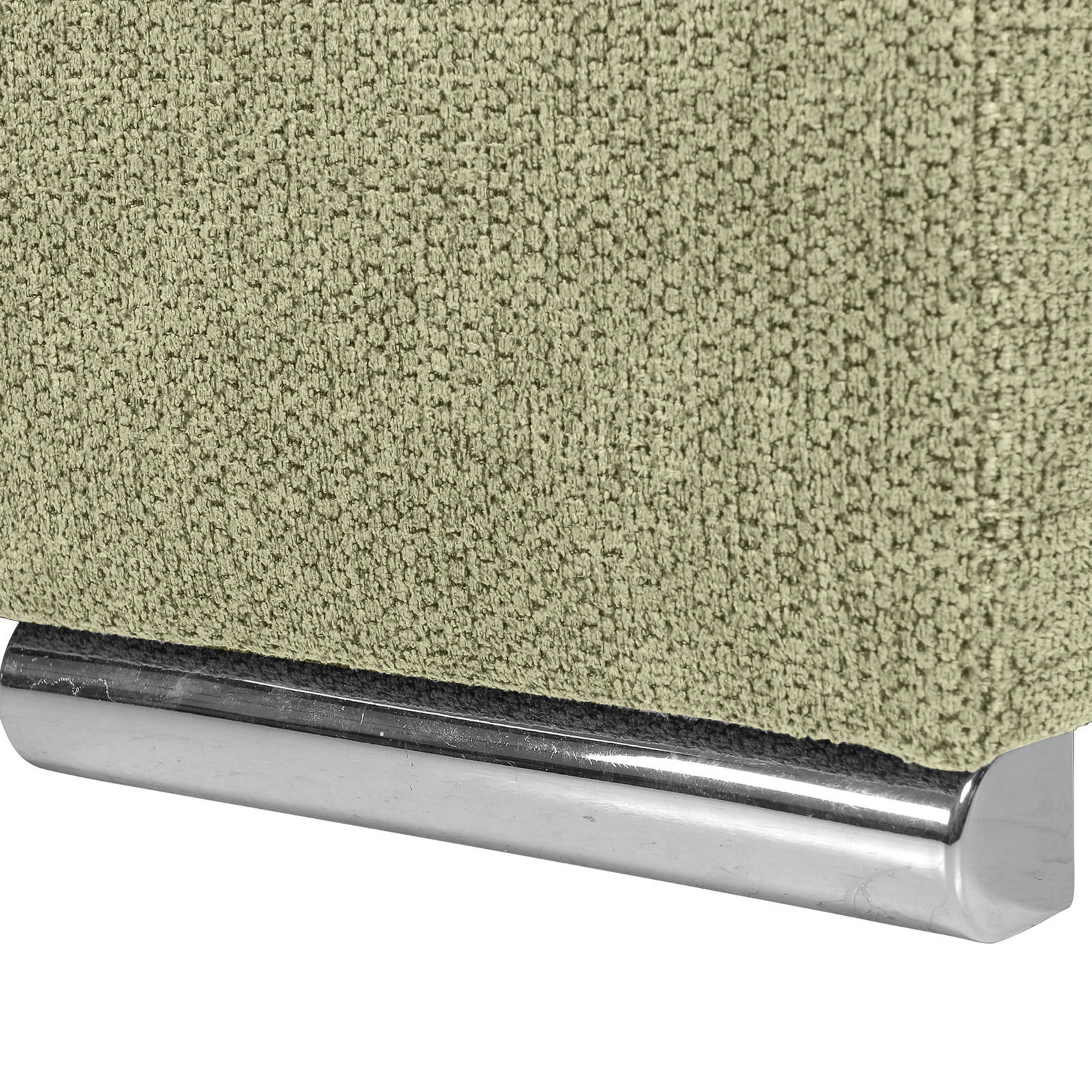 Nahaufnahme einer grünen, texturierten Stoffoberfläche mit einem glänzenden, metallischen Sockel.