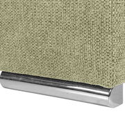 Nahaufnahme einer grünen, texturierten Stoffoberfläche mit einem glänzenden, metallischen Sockel.