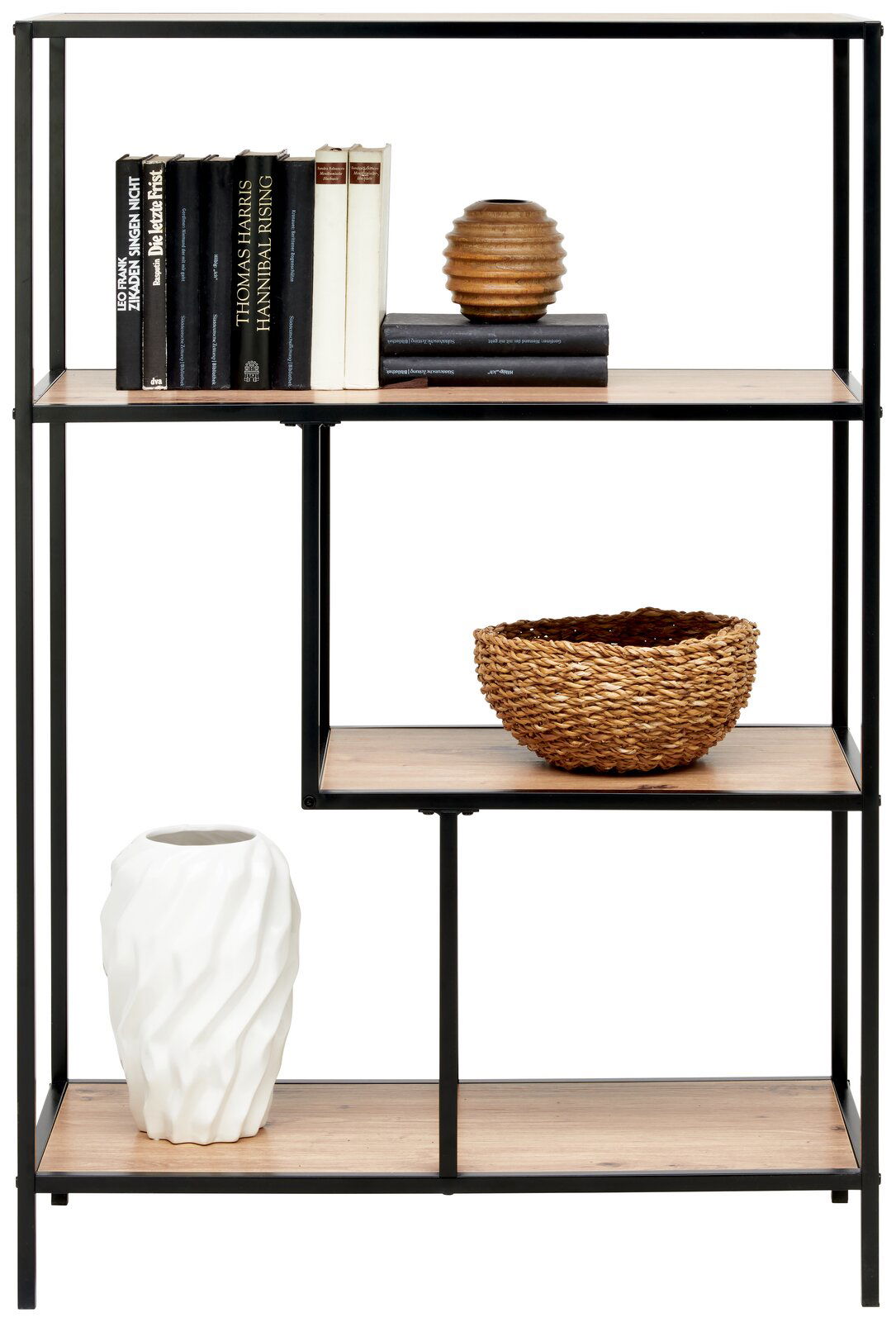 Halbhohes Regal mit schwarzem Metallrahmen und Holzböden, dekoriert mit Büchern, einer weißen Vase, einem braunen Keramikgefäß und einem geflochtenen Korb, frontal betrachtet.