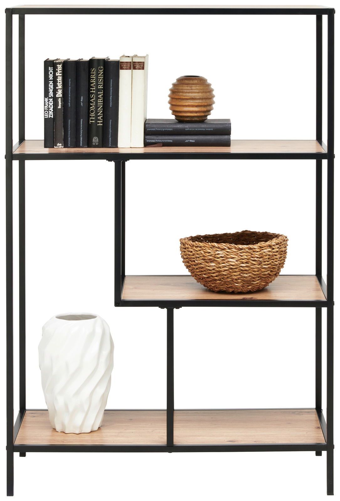 Halbhohes Regal mit schwarzem Metallrahmen und Holzböden, dekoriert mit Büchern, einer weißen Vase, einem braunen Keramikgefäß und einem geflochtenen Korb, frontal betrachtet.