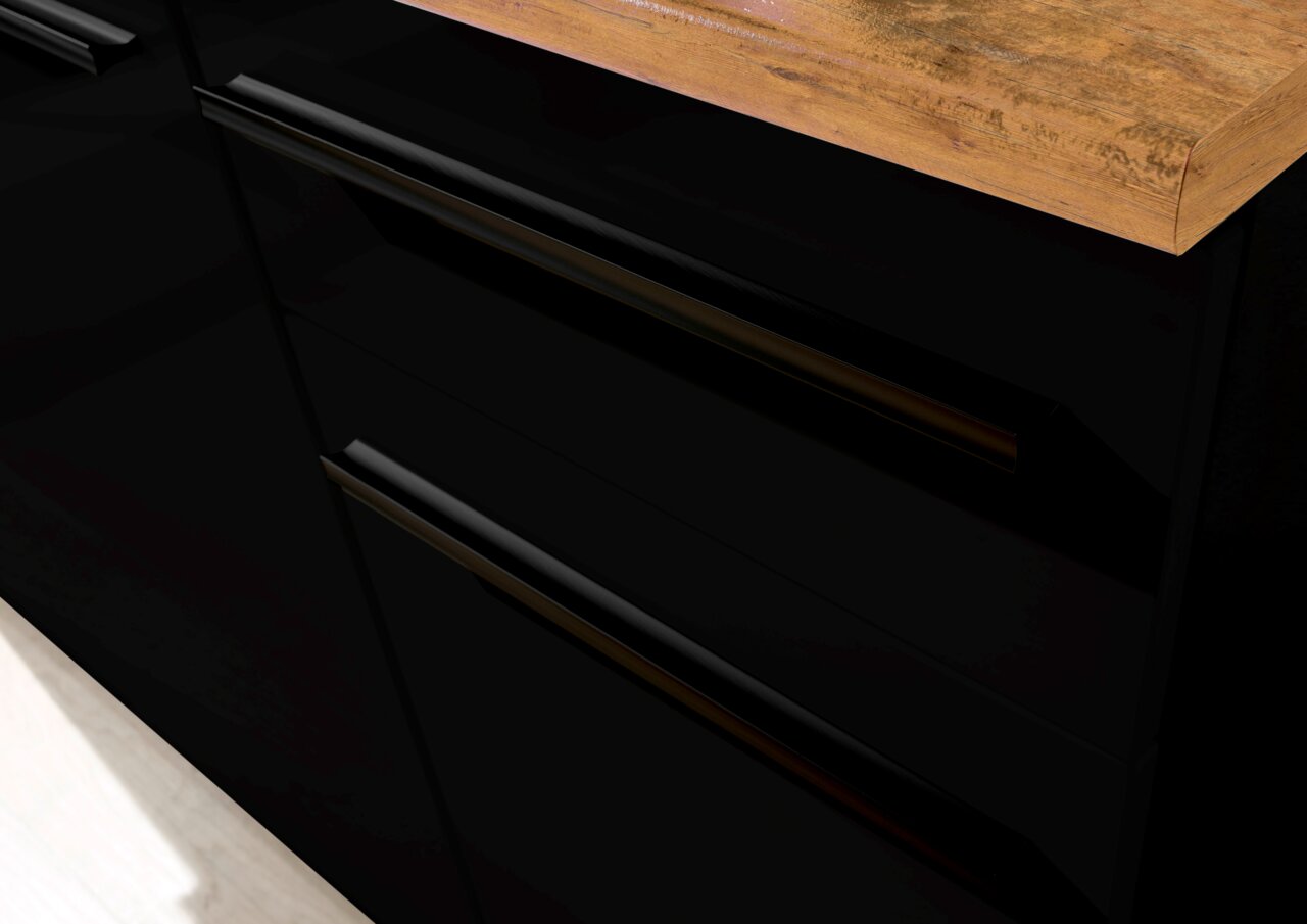 Nahaufnahme einer schwarzen Küchenschublade mit Holzarbeitsplatte, seitliche Perspektive