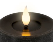 Leuchtende LED-Flamme mit warmweißem Licht in einer schwarzen Schale, detailreiche Nahaufnahme aus leicht erhöhter Frontalperspektive