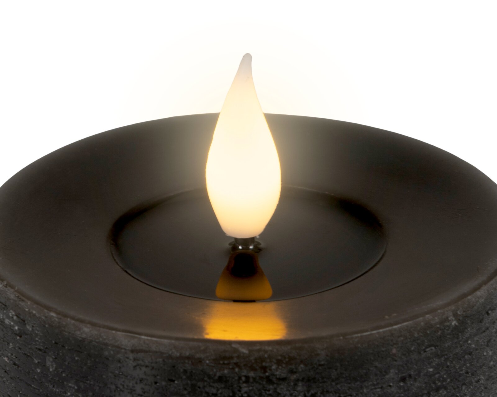 Leuchtende LED-Flamme mit warmweißem Licht in einer schwarzen Schale, detailreiche Nahaufnahme aus leicht erhöhter Frontalperspektive
