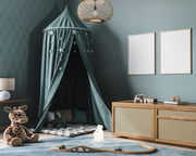 Akku-Nachtlicht in Form eines Hasen, auf einem Kinderzimmerboden stehend, umgeben von Spielzeug und einem Baldachin im Hintergrund.