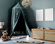 Akku-Nachtlicht in Form eines Hasen, auf einem Kinderzimmerboden stehend, umgeben von Spielzeug und einem Baldachin im Hintergrund.