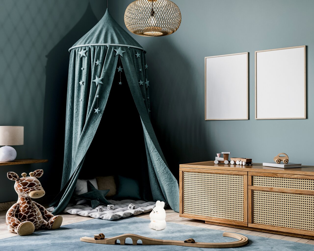 Akku-Nachtlicht in Form eines Hasen, auf einem Kinderzimmerboden stehend, umgeben von Spielzeug und einem Baldachin im Hintergrund.