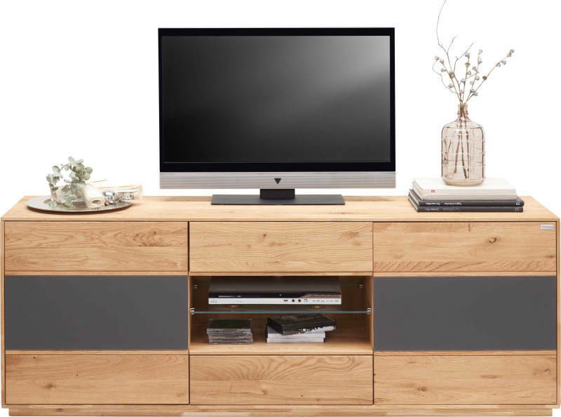 TV-Lowboard aus Holz mit grauen Akzenten, frontal fotografiert, mit Fernseher, Dekoration und Büchern darauf.