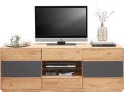 TV-Lowboard aus Holz mit grauen Akzenten, frontal fotografiert, mit Fernseher, Dekoration und Büchern darauf.