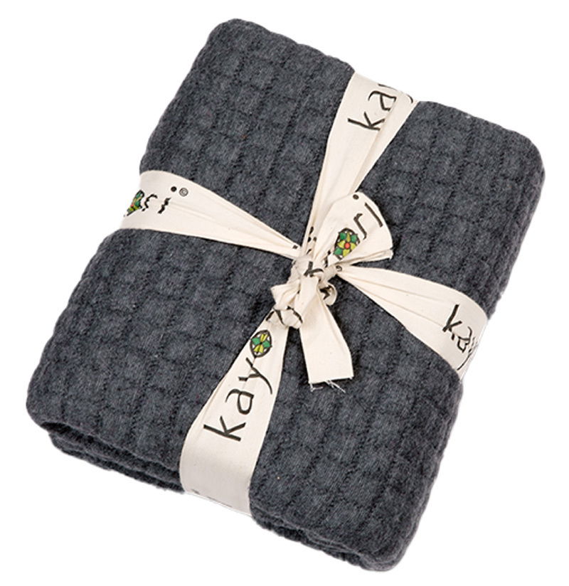 Kayori Plaid MOFU Graues Plaid 150x220cm, gefaltet und mit einem dekorativen Band gebunden, aus der Vogelperspektive fotografiert.