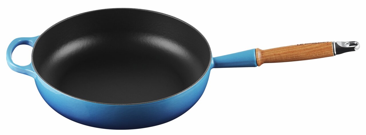 Blaue Sautepfanne mit Holzgriff, seitliche Perspektive