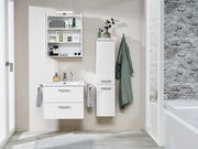 Moderner Spiegelschrank in einem stilvollen Badezimmer, frontal betrachtet, mit offenen Türen und sichtbaren Regalen.