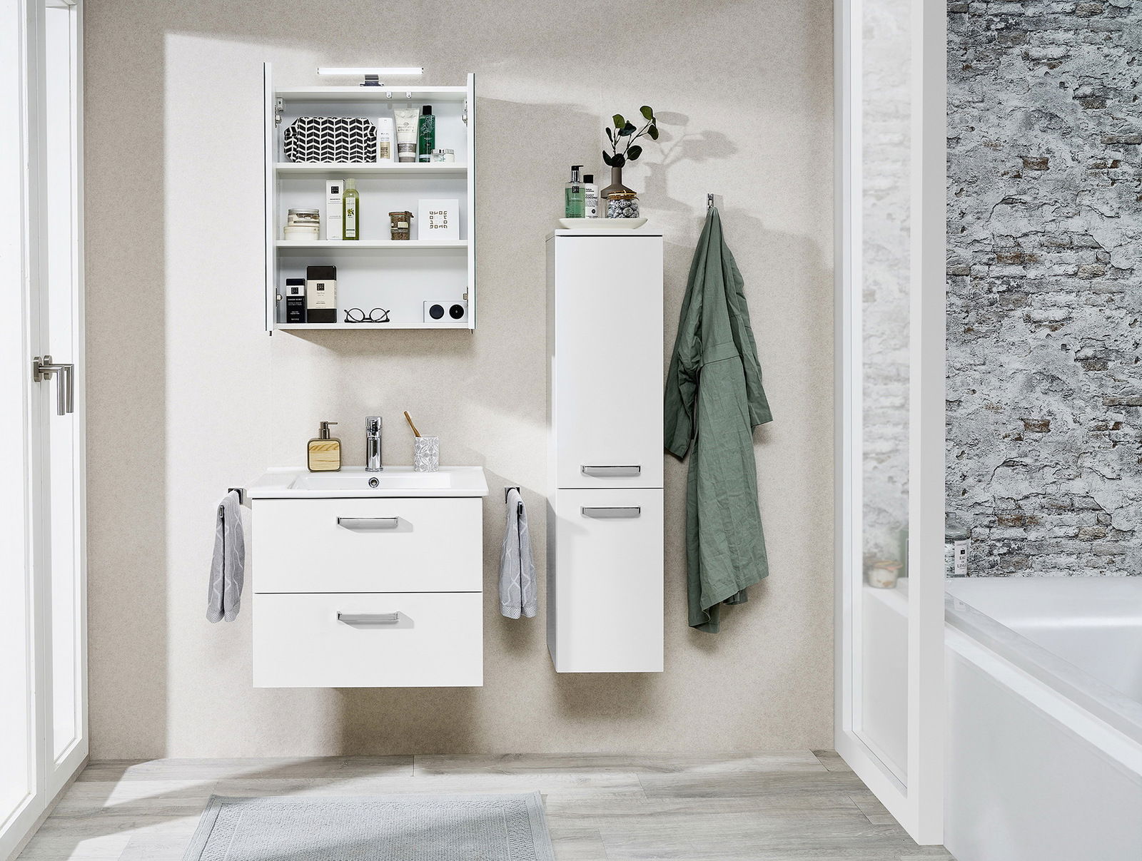 Moderner Spiegelschrank in einem stilvollen Badezimmer, frontal betrachtet, mit offenen Türen und sichtbaren Regalen.