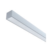 Silberne, längliche LED-Deckenleuchte mit opaler Abdeckung, diagonale Ansicht von unten auf weißem Hintergrund