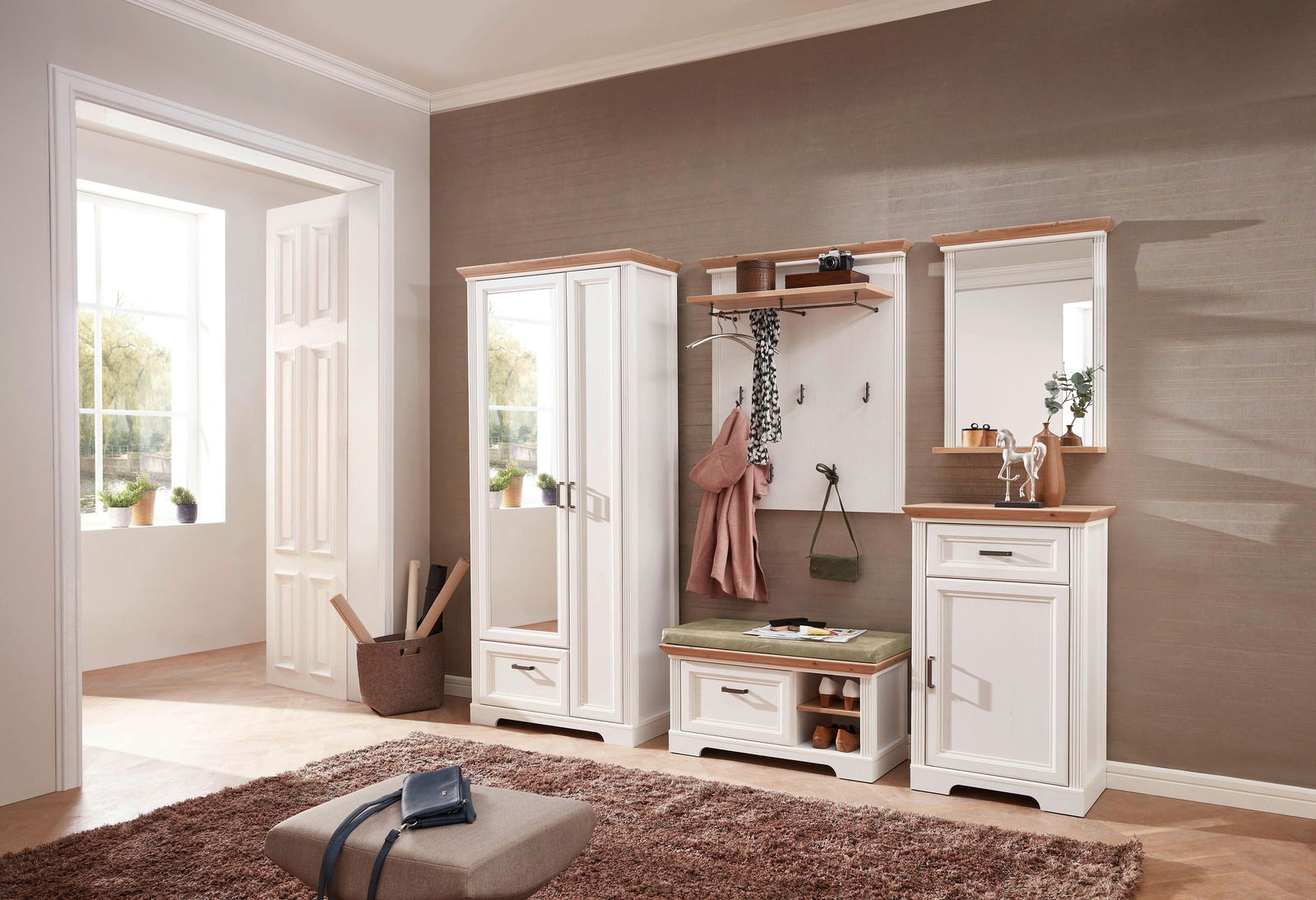 Garderoben-Set in einem modernen Flur mit schmalem Garderobenschrank, Spiegel, Schuhschrank und Garderobenpaneel in weißer Holzoptik, seitliche Perspektive.