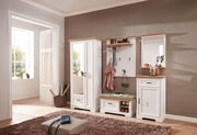 Garderoben-Set in einem modernen Flur mit schmalem Garderobenschrank, Spiegel, Schuhschrank und Garderobenpaneel in weißer Holzoptik, seitliche Perspektive.