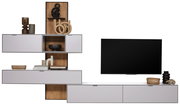 Moderne Wandkombination mit weißen Schränken, Holzregalen und Dekorationen, frontal betrachtet.