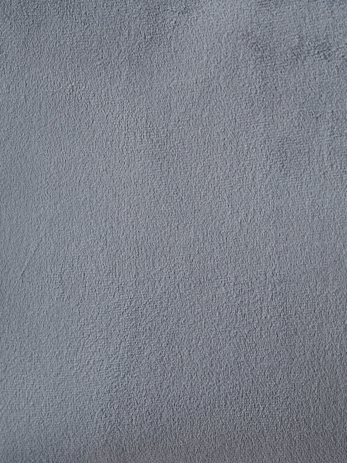 Nahaufnahme einer grauen Stofftextur, möglicherweise Polsterung eines Armlehnstuhls