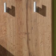 Nahaufnahme einer Kompakt-Garderobe aus Holz mit zwei silbernen Haken, seitliche Perspektive.