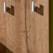 Nahaufnahme einer Kompakt-Garderobe aus Holz mit zwei silbernen Haken, seitliche Perspektive.